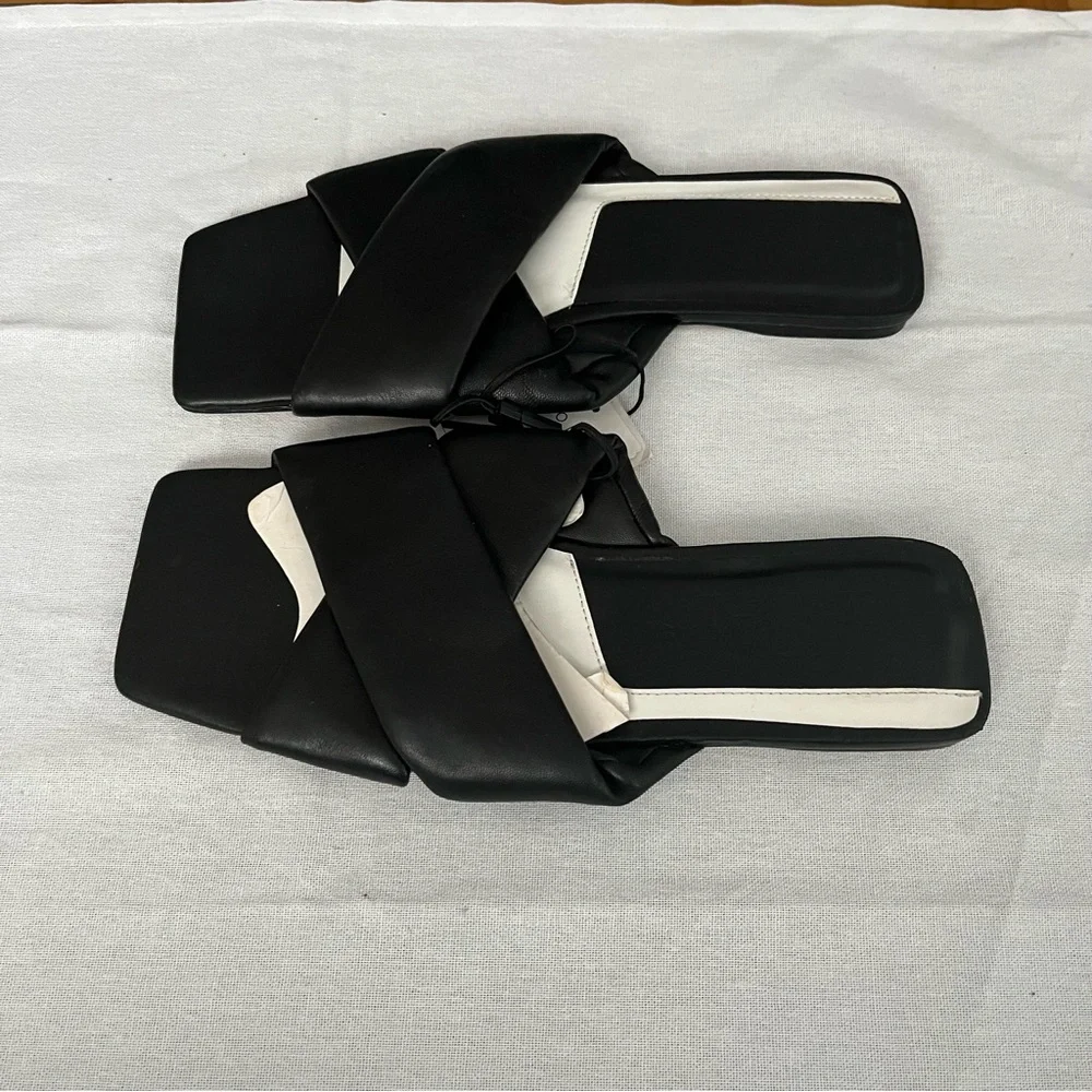 9. PADDED FLAT LEATHER SANDALS - Picture 9 of 12
